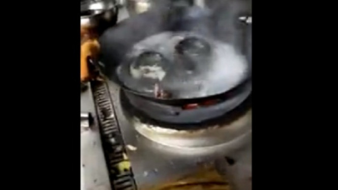 Ngeri, Ular Tanpa Kepala yang Dimasak Masih Bergerak-gerak