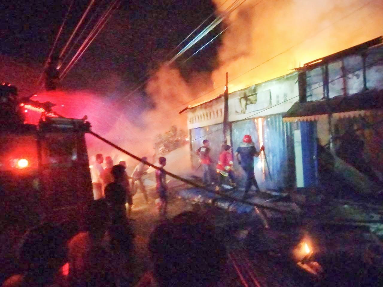 Belasan Ruko Pasar Baru Ujung Batu Dilalap Sijago Merah