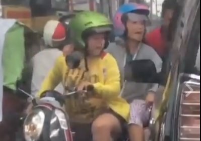 Lawan Arah, Aksi Emak-Emak Ini Bikin Ngakak!