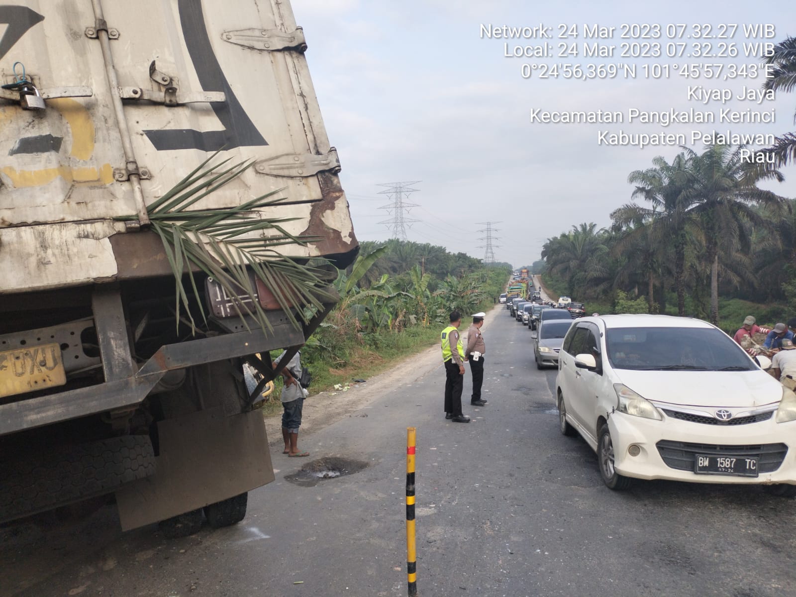 Diduga Rem Blong, Truk Hino Seruduk 2 Colt Diesel di Lintas Timur
