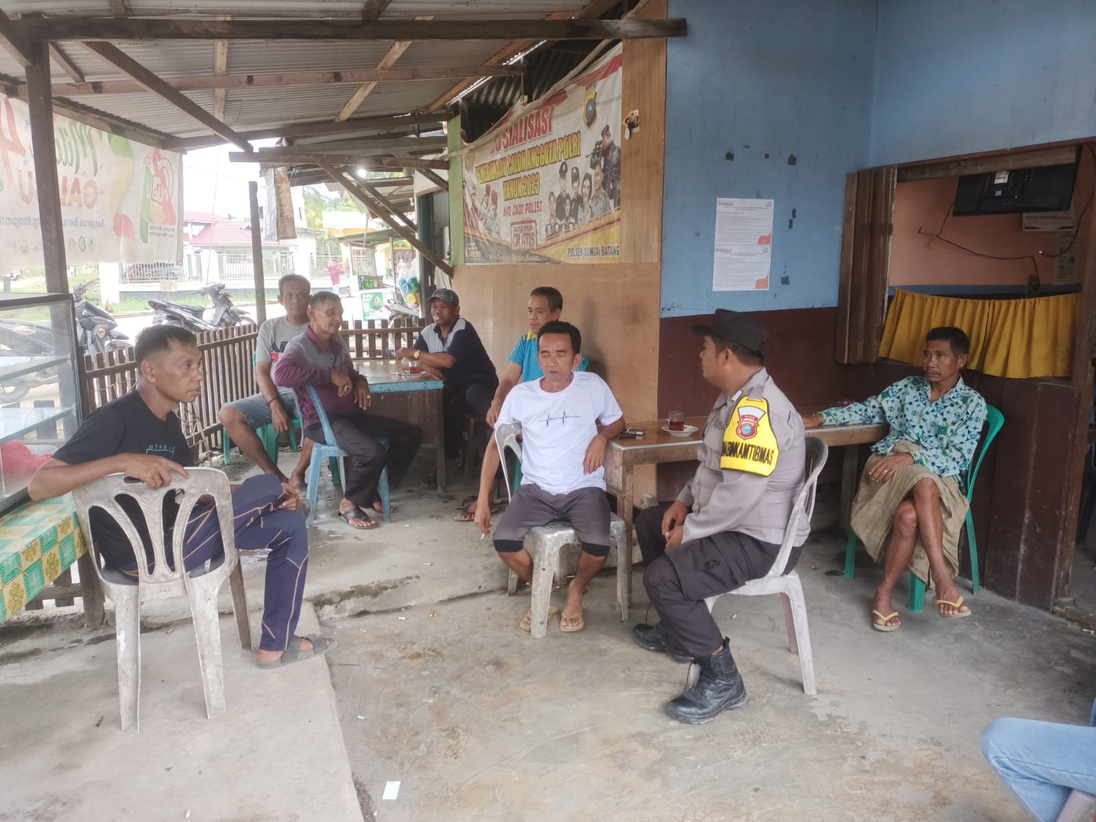 Cooling System Polsek Sungai Batang, Bripka Rudi Susanto Sambangi Desa Kuala Patah Parang