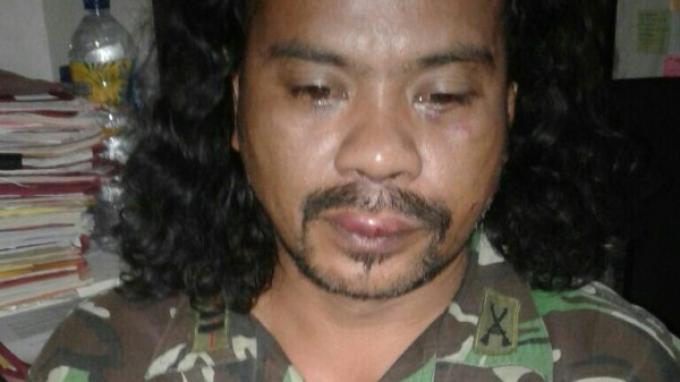 Pria Berpakaian Loreng Ini Serang Anggota Polisi