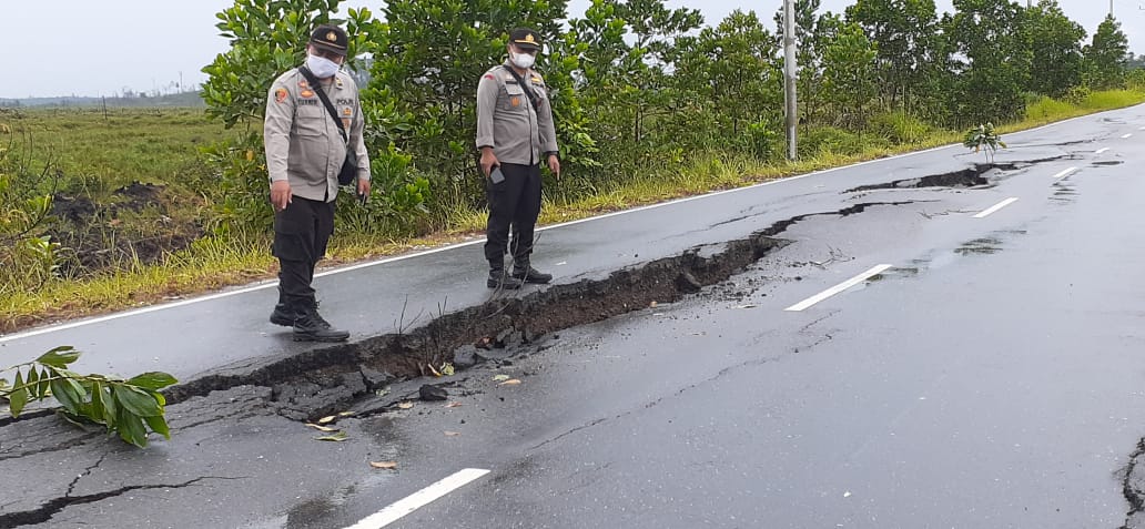 Kapolsek Bunut Tinjau Jalan Lintas Bono yang Amblas