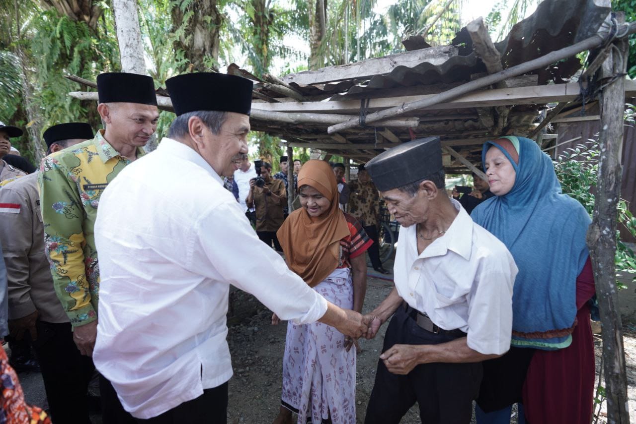 Gubernur Syamsuar Serahkan Bantuan Rumah Layak Huni, Pasutri Menangis Bahagia
