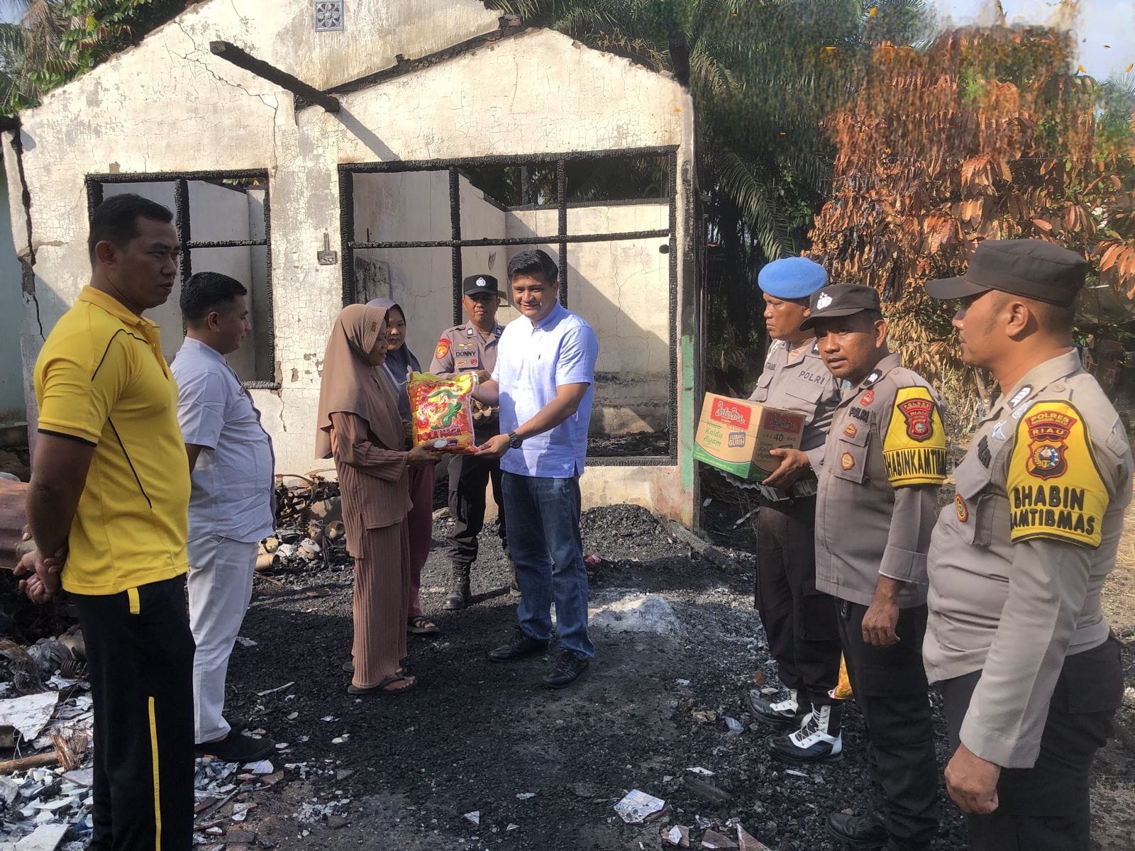 Polsek Rengat Barat Salurkan Bantuan untuk Korban Kebakaran di Desa Kota Lama