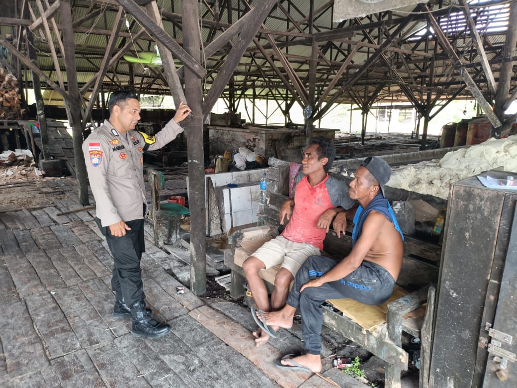 Bripka Nadra Marden Laksanakan Cooling System Bersama Pekerja untuk Jaga Keamanan Jelang Pilkada 2024