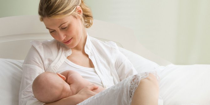 Membangunkan Bayi untuk Menyusui Bayi Ketika Sedang Tidur, Apa Boleh ?