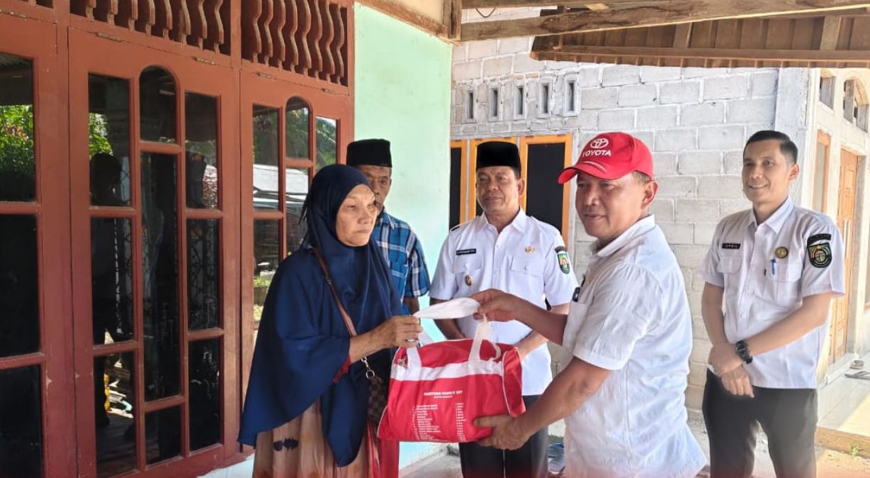 Wabup Rohul Salurkan Bantuan untuk Korban Kebakaran di Bangun Purba