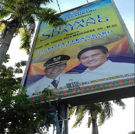 Heboh ! Gelar Walikota Pekanbaru Mendadak Menjadi Profesor, Ini Tanggapan Warga