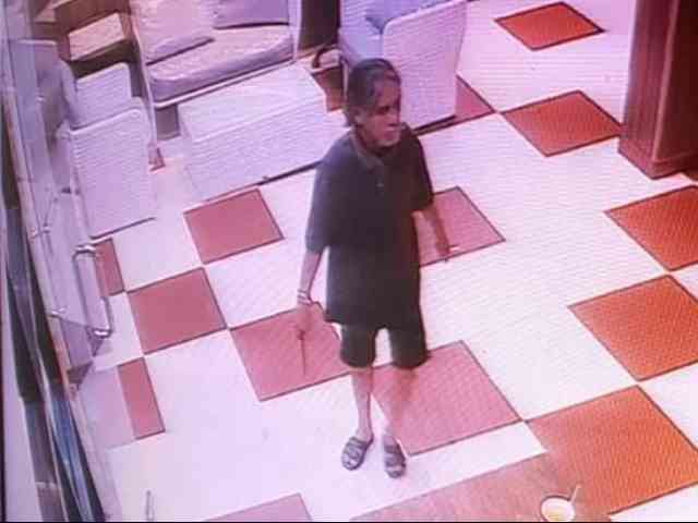 Video Aksi Brutal Pria Tusuk Pengunjung Restoran di Banjarbaru