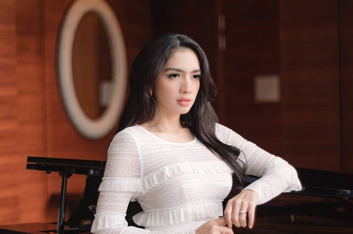 Terpana Angel Karamoy di Foto Seksi Ini, Pikiran Netizen Tak Beraturan