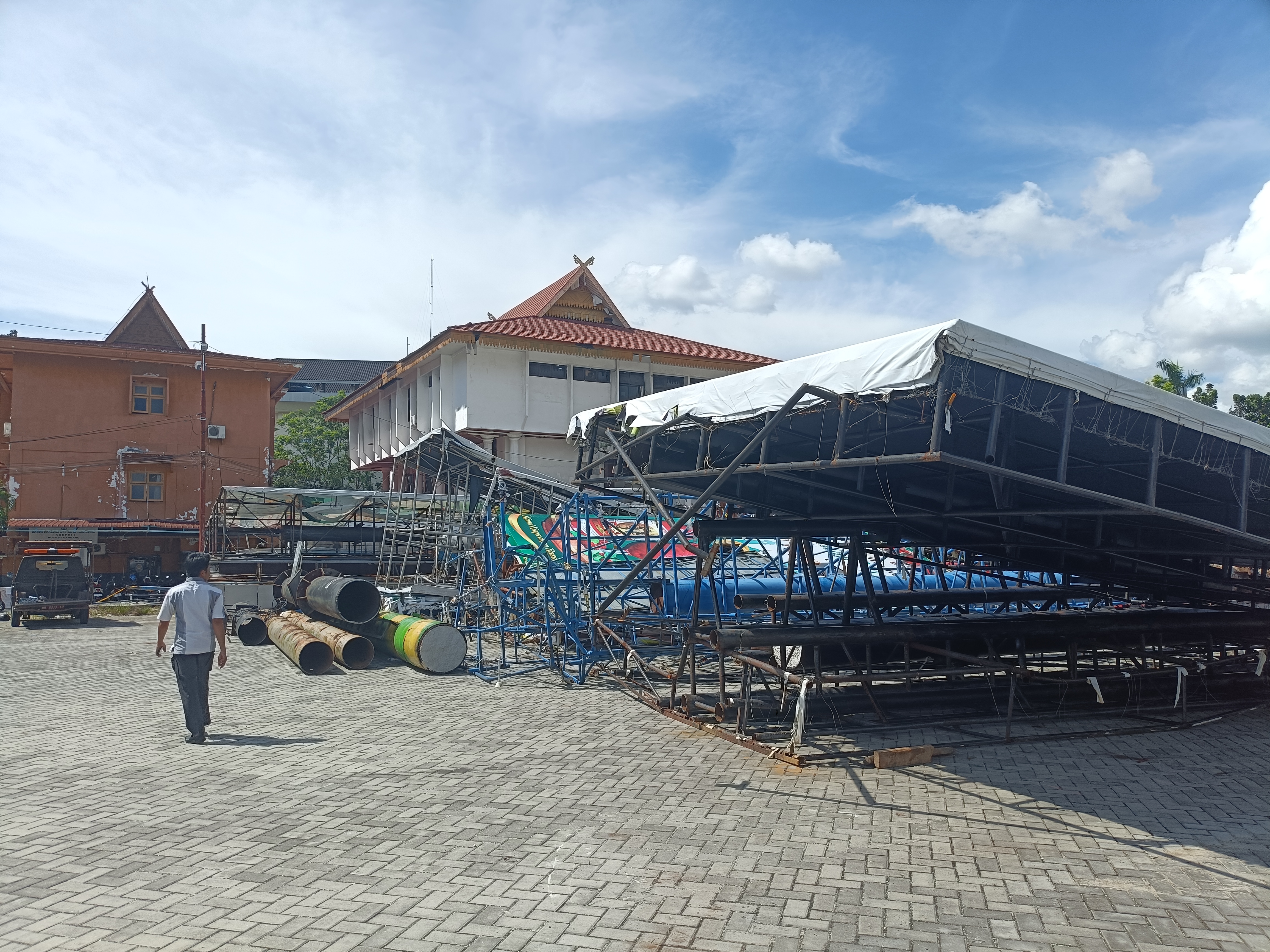 Besi Hasil Pembongkaran Reklame di Pekanbaru Direncanakan Bakal Dilelang