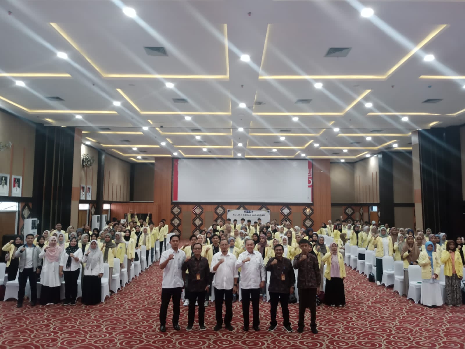 Ratusan Mahasiswa UNP KKL ke Pemko Pekanbaru