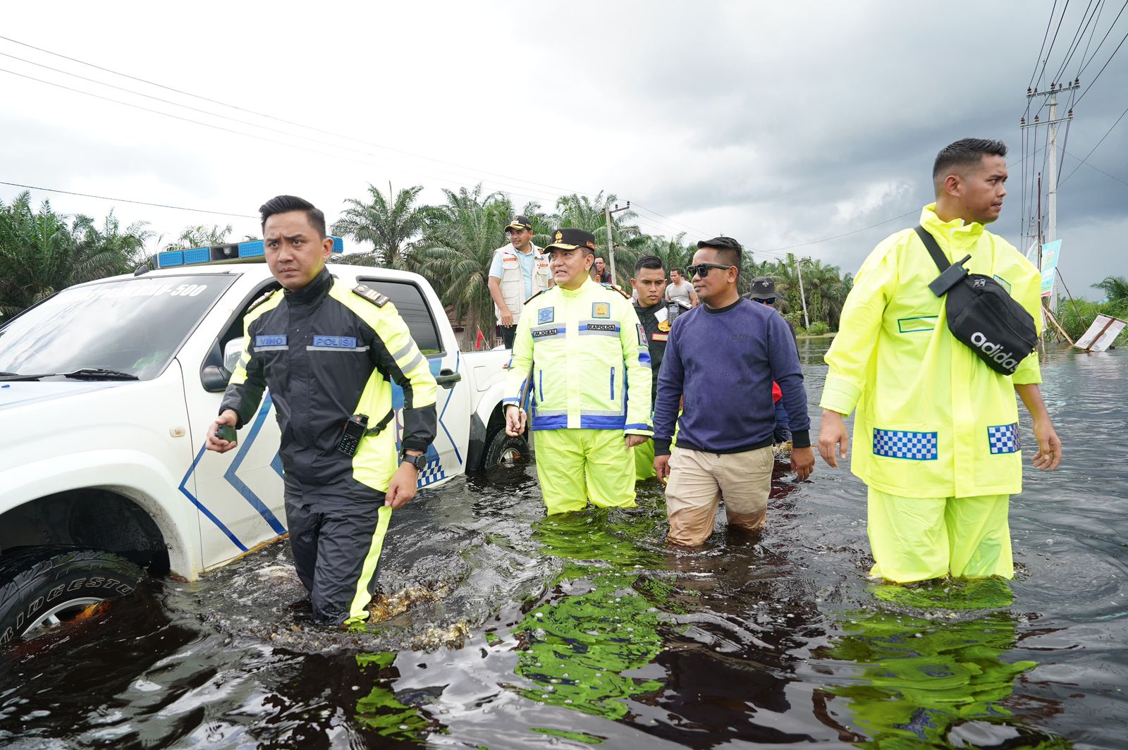 Momen Kapolda Riau Basah-basahan di Lokasi Banjir, Atur Lalulintas hingga Menyapa Sopir