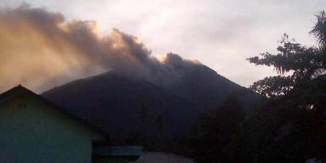 Gunung Gamalama meletus, Bandara Babullah ditutup sementara