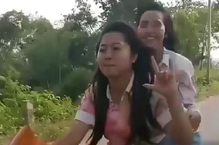 Siswi SMA Ini Perlu Mendapat Perhatian, Lihat Motornya Saat Rayakan Kelulusan