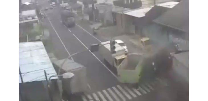 Ngeri! Ini Video CCTV Detik-detik Truk Rem Blong Tabrak Minibis Hingga Motor, 3 Tewas