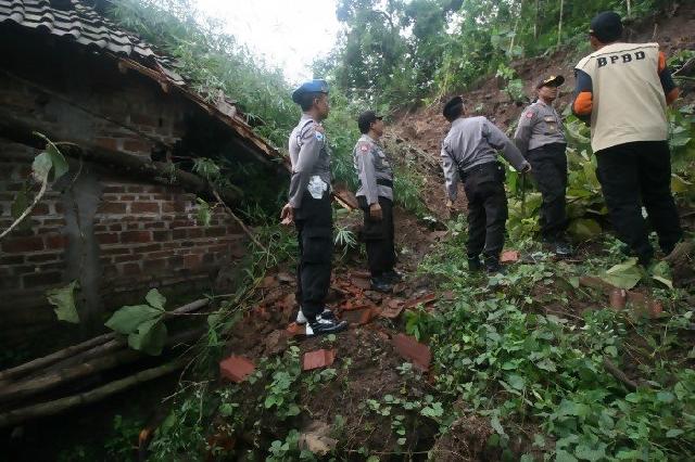 Longsor Pasaman Barat putus akses transportasi