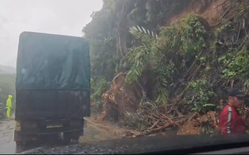 Pengendara Sempat Terjebak Macet Dua Jam Saat Longsor Jalur Sumbar-Riau