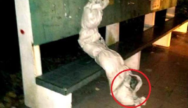 Seram, Ada Penampakan 'Pocong' Menunggu di Halte Bus