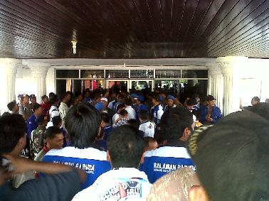 Mambang Mit Keluar Dari Kantor KPU Riau