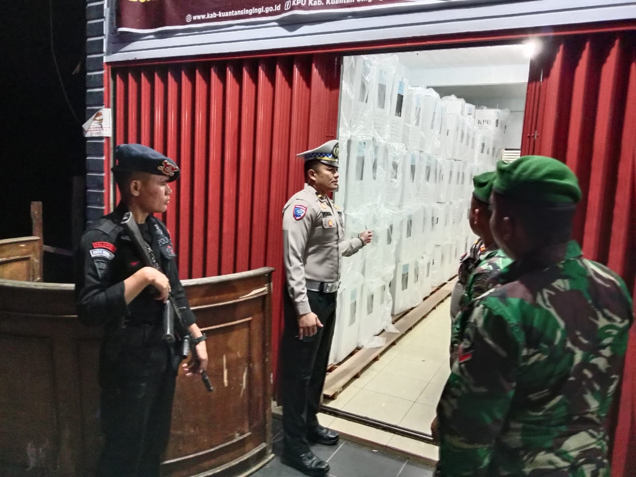 Polres Kuansing dan BKO Polda Riau Patroli Gabungan Amankan Gudang Logistik KPU untuk Pilkada 2024