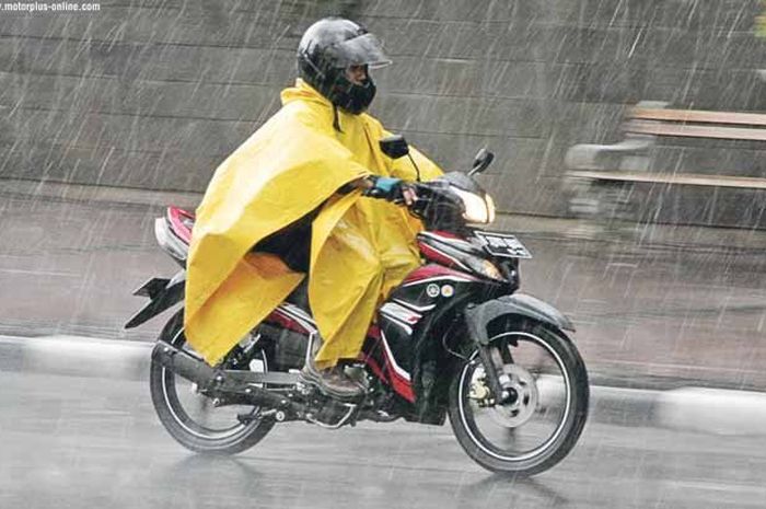 'Bikers', Begini Cara Belok yang Benar Saat Jalanan Licin