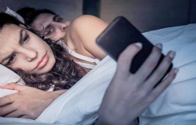 7 Tanda Pasangan Kamu Lagi Selingkuh, Bakal Sakit Hati Banget Sih!