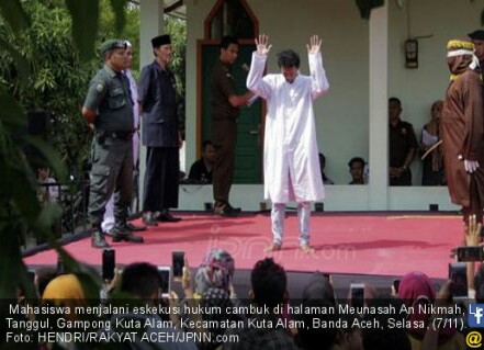 Mahasiswa dan Kekasihnya Dihukum Cambuk