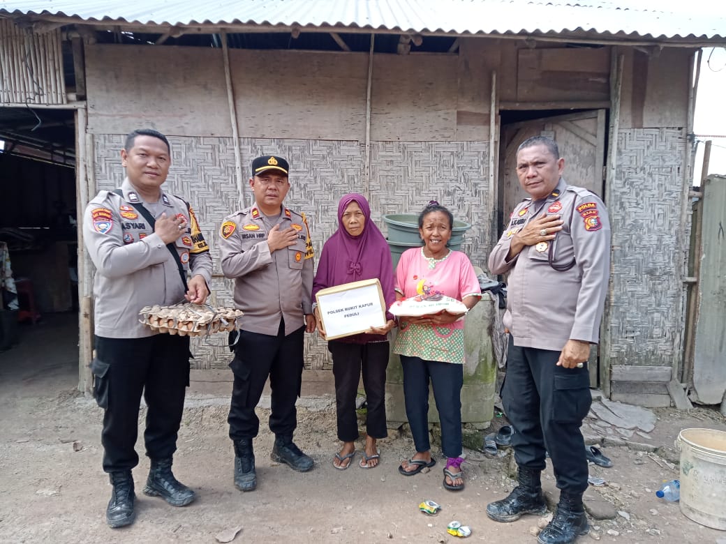 Jaga Kamtibmas Jelang Pemilu, Polsek Bukit Kapur Beri Sembako ke Lansia