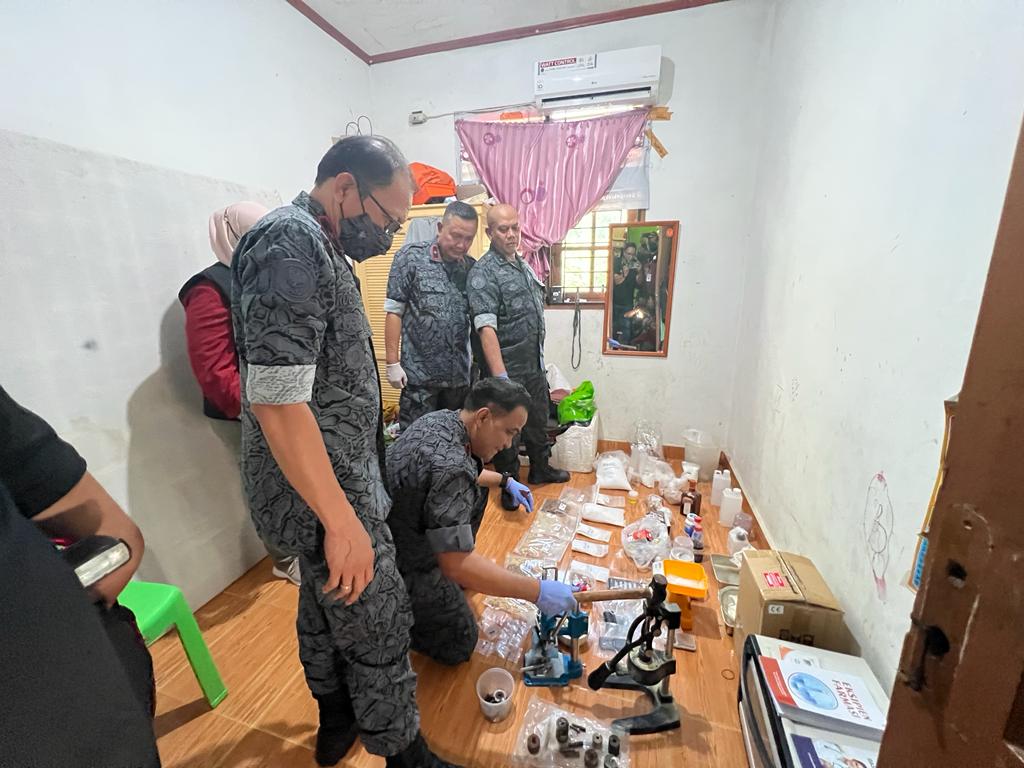 2 Tersangka Sindikat Gelap Narkoba di Pekanbaru Hasilkan 300 Butir Pil Ekstasi dalam Sehari