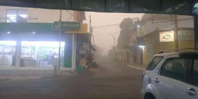 Hujan Abu Erupsi Semeru: Desa Supiturang Lumajang Mendadak Gelap