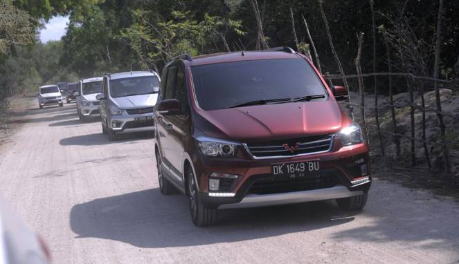 Mobil Wuling 'Disiksa' Puluhan Media