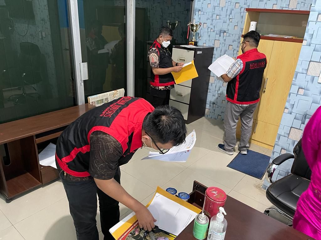 Kejati Geledah Ruang Kerja Ketua KONI Kampar Serta Kediaman