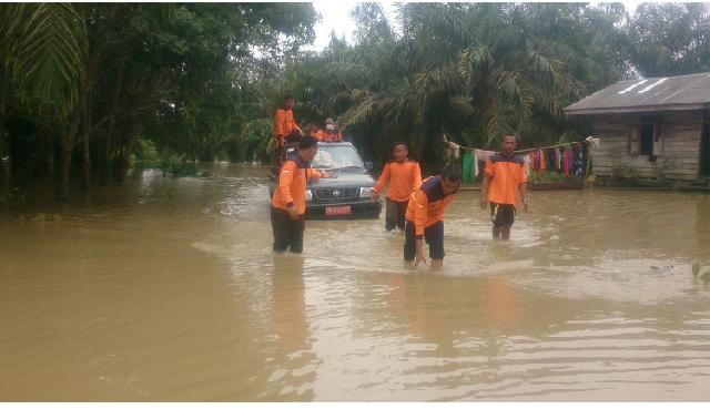 Jalan Putus, Petugas PBD Inhu Pandu Mobil Angkutan Bantuan Banjir