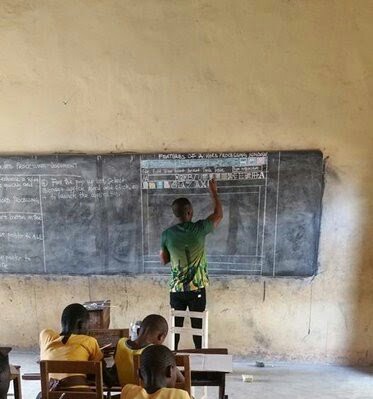 Viral! Cuma Pakai Kapur Warna & Papan Tulis,Guru SMP Ajari Microsoft Word Tanpa Komputer