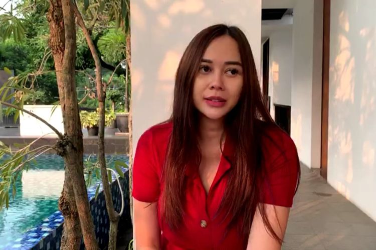 Aura Kasih Beberkan Alasan Unfollow Suami di Instagram