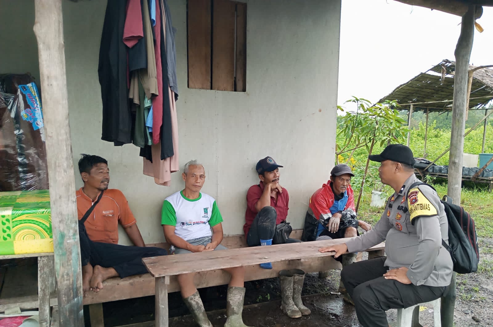 Babinkamtibmas Teluk Belengkong Sambangi Desa Sumber Sari Sampaikan Pemilu Damai 2024