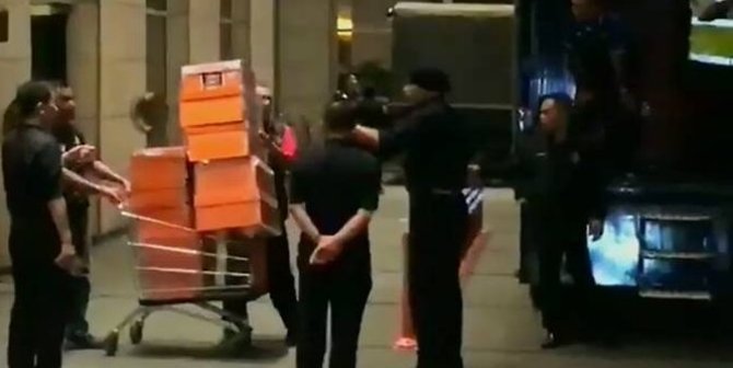 Polisi sita puluhan tas mewah dan gepokan uang dolar dari kediaman Najib Razak
