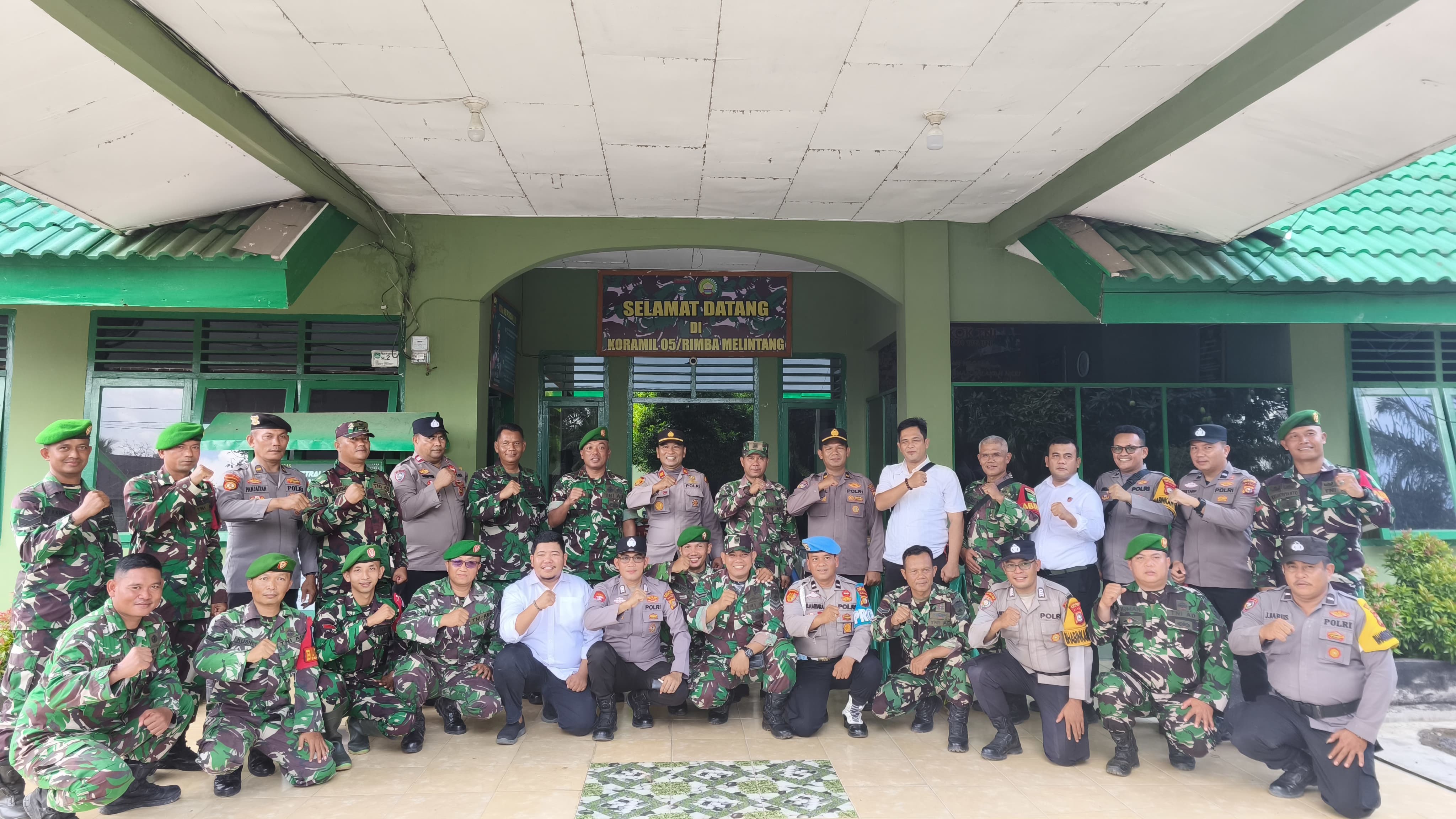 Polsek Bangko Pusako Beri Kejutan HUT ke-80 TNI di Koramil 05 Rimba Melintang
