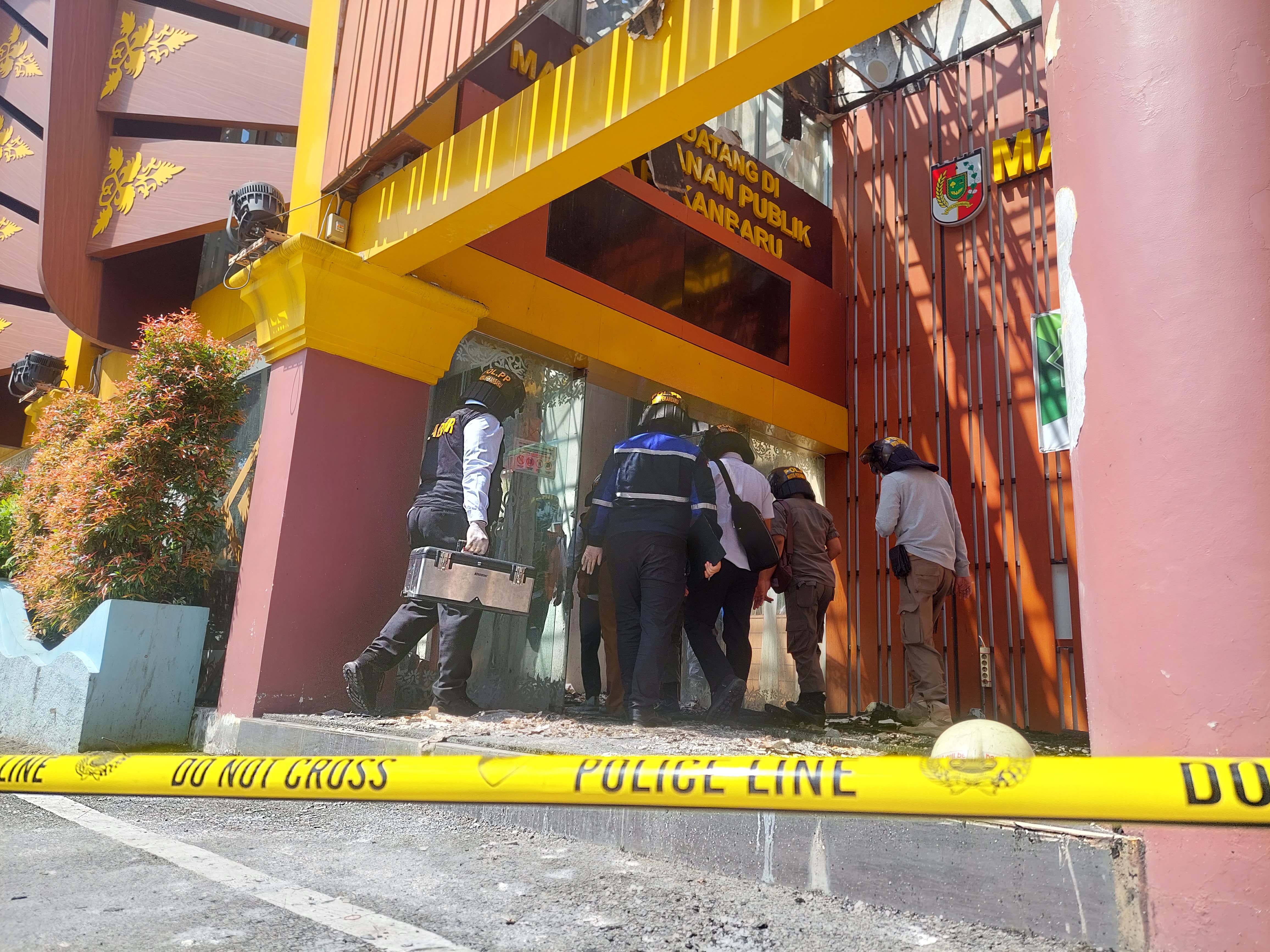 Usut Dugaan Penyebab Kebakaran, Tim Labfor Polda Riau Sisir Puing MPP Pekanbaru