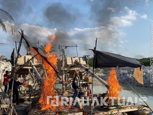 Tertibkan PETI di Desa Petai,  Polsek Singingi Hilir Bakar Rakit di Lokasi