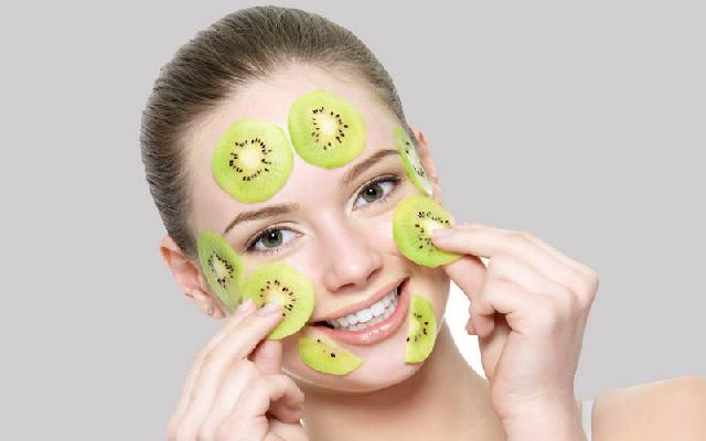 Kulit Wajah Terasa Kasar dan Kering saat Puasa? Haluskan dengan Masker Kiwi Yuk!