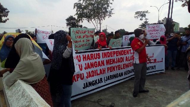 Dituding Punya Kepentingan Terselubung, Ratusan Masa Seruduk Kantor KPU Pekanbaru