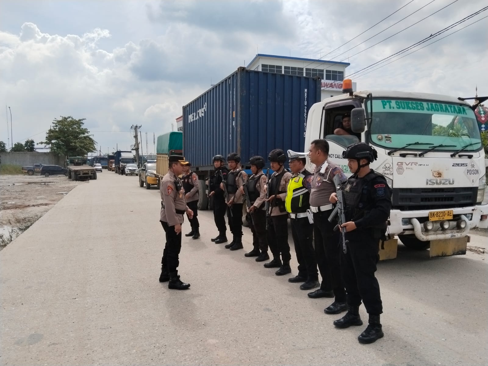 Polres Rohul Jaga Ketat 2 Kontainer Berisi Surat Suara Pemilu