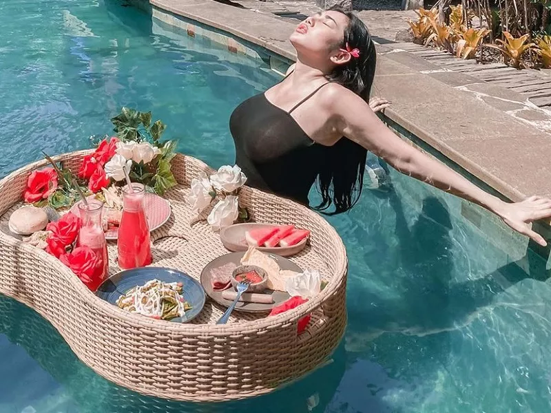 Pamela Safitri Basah-basahan di Kolam, Bikin Pengen Ikut Nyebur!