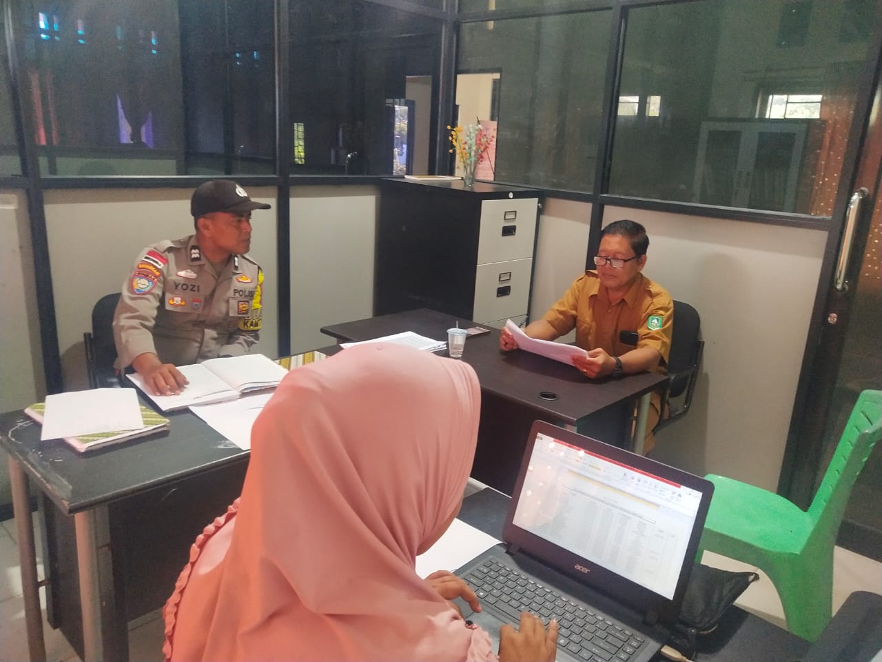 Bhabinkamtibmas Desa Penampi Gelar Cooling System Jelang Pilkada 2024