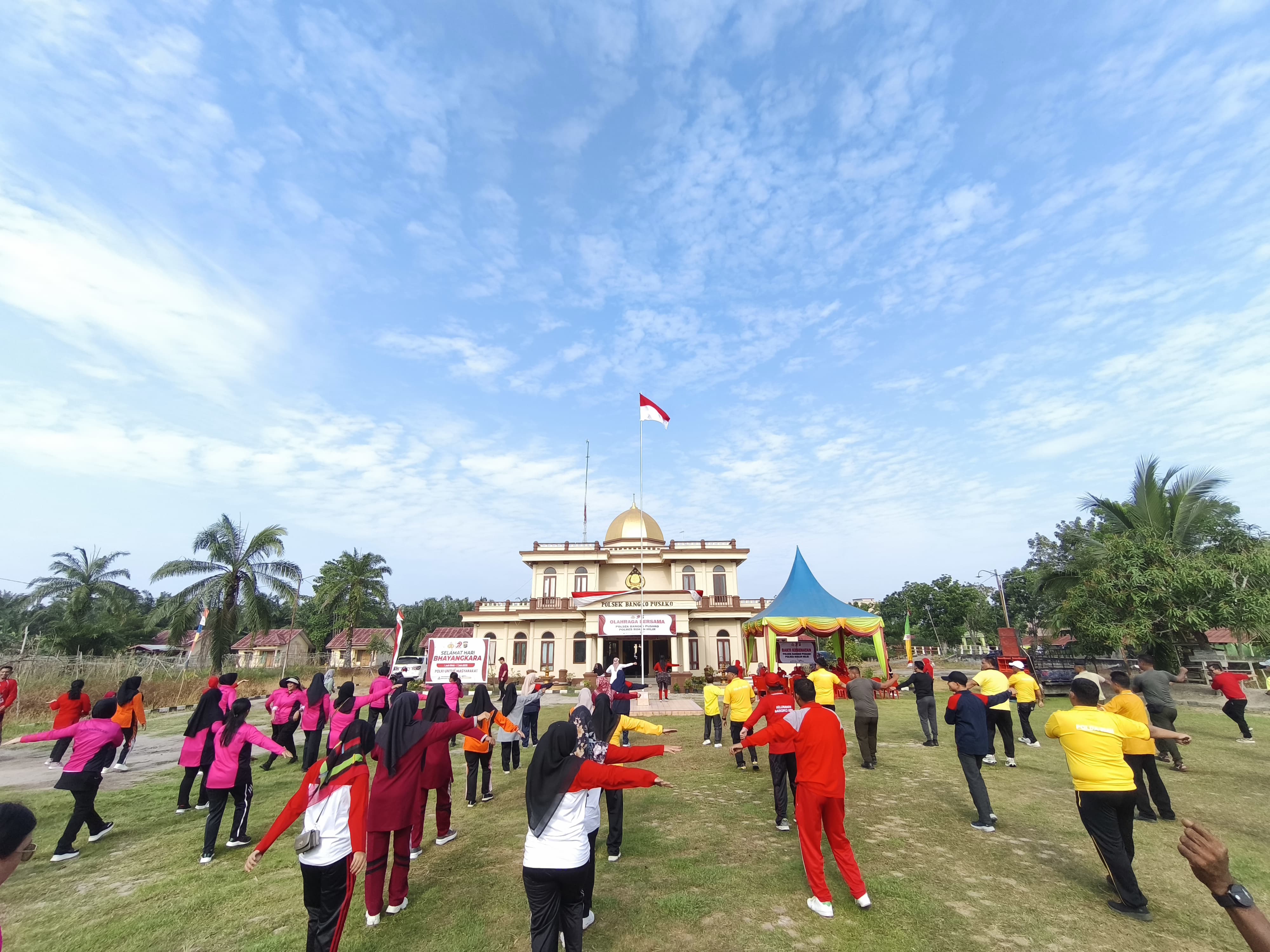 Semarak HUT Bhayangkara ke-79, Polsek Bangko Pusako Gelar Senam Bersama Masyarakat