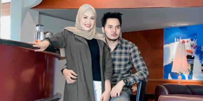 Elly Ngaku Mirip Istri Pasha, Berondong Barunya Minta Maaf ke Adelia