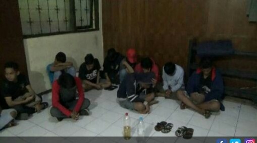 Keterlaluan! Puluhan Remaja Mabuk-Mabukan dekat Makam Pahlawan